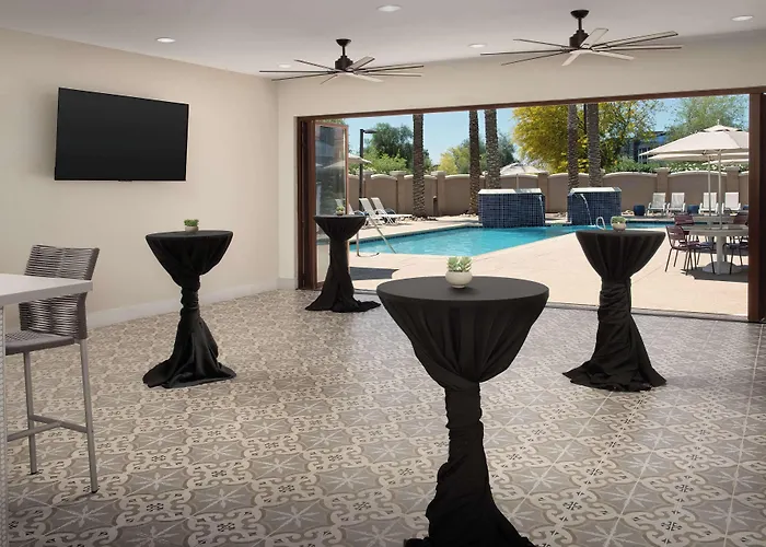 Hilton Phoenix Hotel 4*